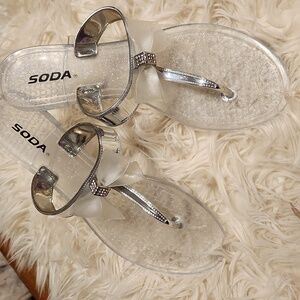 SODA JELLY SANDALS 👡 CLEAR WITH SILVER ACCENTS- NWOT